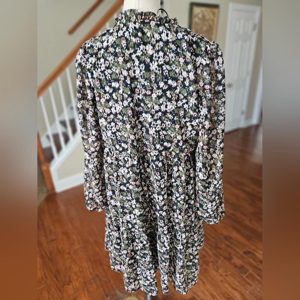 Women's Medium       Time and Tru  Black Floral Tiered V‑Neck  Long Sleeve Dress - Picture 3 of 4